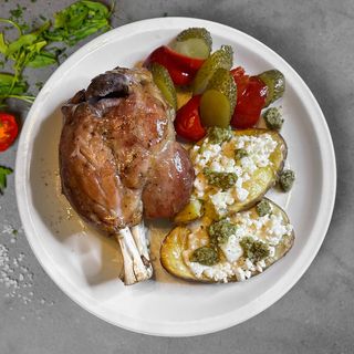 Ciolan de Porc  cu Cartofi la Cuptor cu Telemea si Pesto de Busuioc