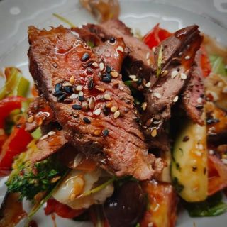 Теплий салат з телятиною та овочами гриль