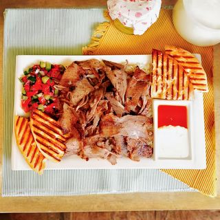 Донер на тарелке с говядиной