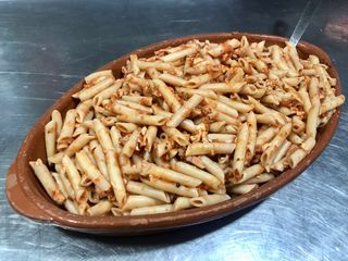 Ración De Macarrones Con Tomate Y Carne