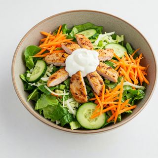 Toplo hladna salata s mariniranom piletinom