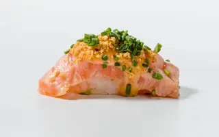 Nigiri De Salmón Con Crema De Queso Flambeado