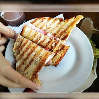 TOSTA DE ATÚM EM PÃO ALENTEJANO