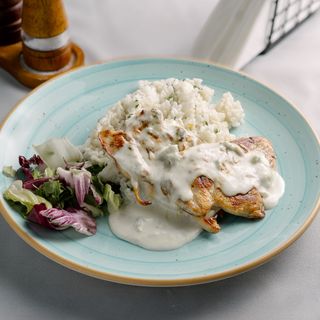 Piept de pui cu sos de gorgonzola și orez