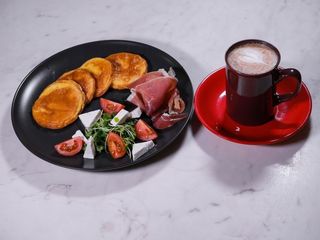 Омлет з хамоном + чай або кава в подарунок (250g)