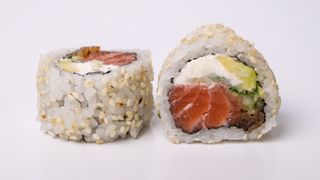 California maki gold z łososiem w środku