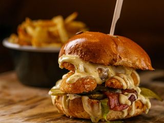 Meniu Fried Chicken&Bacon burger [cu cartofi, salata si sos]