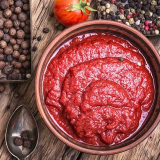 Dodatkowy ketchup obok 