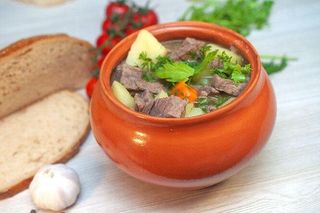 Шорпа в горшочке из говядины
