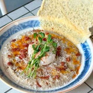 Вівсяна каша солона з в'яленими томатами та беконои