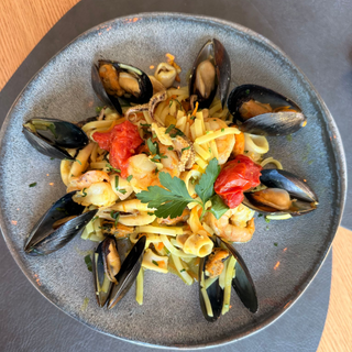 NOODLES CU CREVETI SI FRUCTE DE MARE IN SOS DE VIN 360 GR