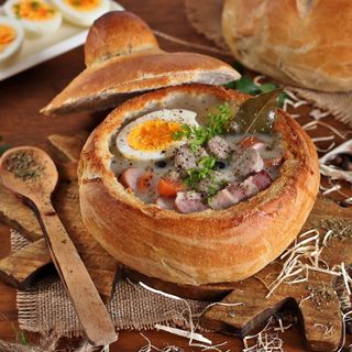 Żurek staropolski z jajkiem kiełbaską w CHLEBKU