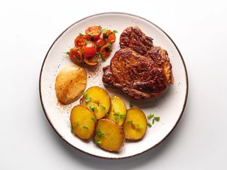 Стейк зі свинини на грилі зі смаженою картоплею