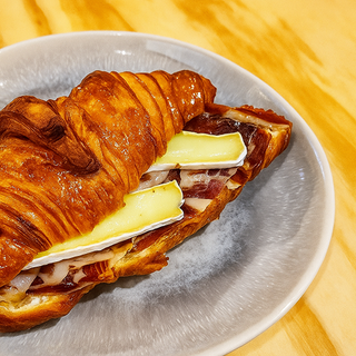 Croissant de mantega, brie i pernil ibèric 1 Ud.