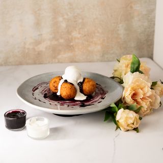 Papanasi cu dulceata de afine si smantana