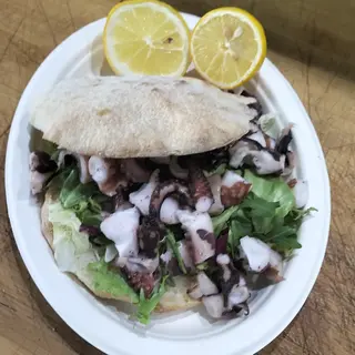 Puccia con polpo più bevanda