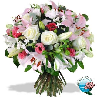 Bouquet con rose, lilium e fiori misti di stagione
