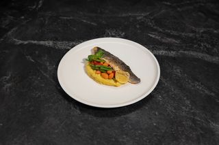 Biban de mare cu piure de cartofi și morcovi glazurați