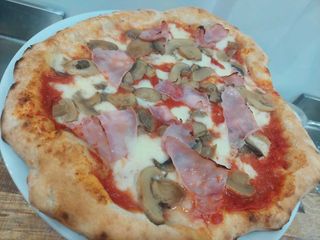 Pomodoro mozzarella funghi e prosciutto 