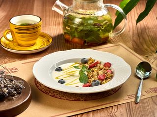 Гранола з домашнім мацоні, лохиною та манговим пюре (150g)