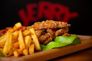 Pohovani pileći štapići u susamu  200g