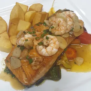 Lomo De Salmón Con Salteado De Ajo Y Gambas Al Ajillo