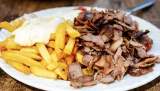 Plato kebab de carne con patatas y lata