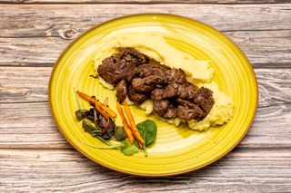 Ficatei de pui in sos de unt si lamaie serviti cu piure de cartofi