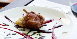 Запечена качина ніжка з яблучним пюре