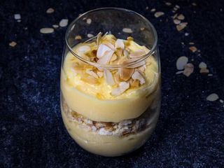 Cremeș la pahar cu fulgi de migdale