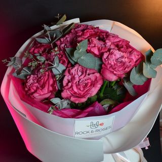 Bukiet róż pioniowych i eukaliptusa: malina