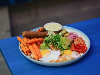 Сніданок з веганськими сосисками і бататом (510g)