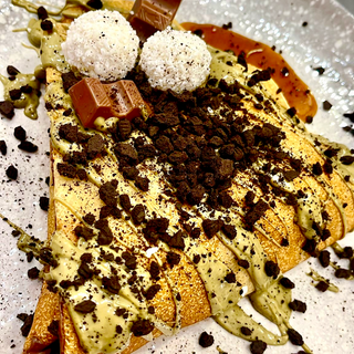 Clatite cu crema fistic oreo si capsuni