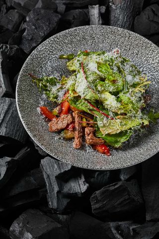 Теплий салат із яловичиною та овочами гриль