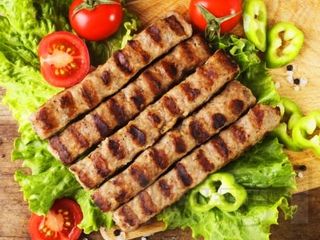 Кебабче на скара (2бр) + гарнитура 3 вида по избор