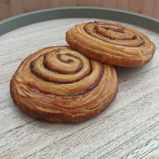 Rolls de Canela con topping de chcocolate blanco 