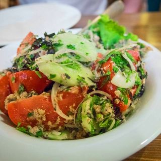 კიტრი-პომიდვრის სალათი ნიგვზით