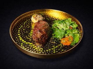 Філе міньйон з хрустким салатом (250g)