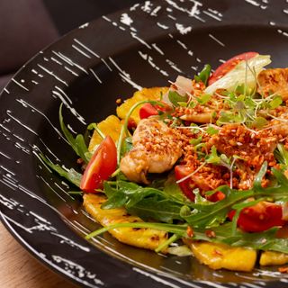 Салат з куркою та ананасом (280г)