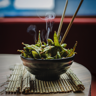 Edamame al vapor con aceite trufado