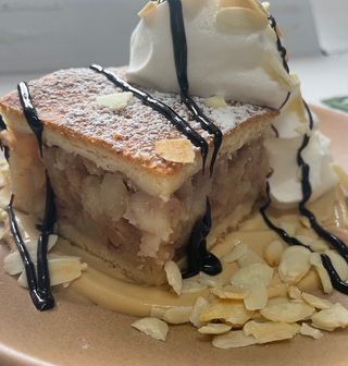 Szarlotka w sosie karmelowym