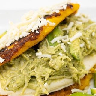 Cachapa Pequeña Con Queso De Mano Y Reina Pepiada (15 Cm.)