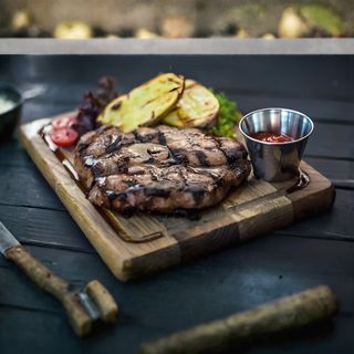 Стейк зі свинини з печеною картоплею (200г)