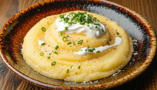 Branza cu smantana si mamaliga