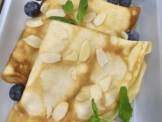 Naleśniki 2 szt z twarożkiem mango - marakuja, sos, owoce, orzechy