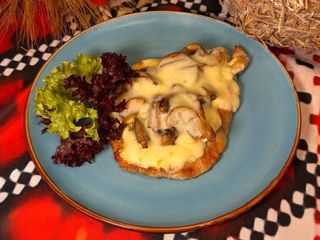 Відбивна зі свинини з грибами та сиром