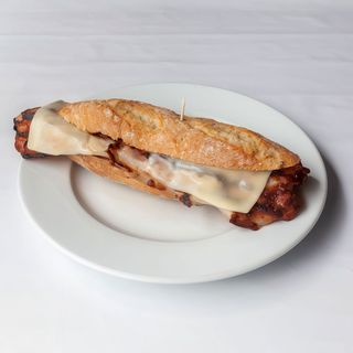 Bocadillo de beicon con queso