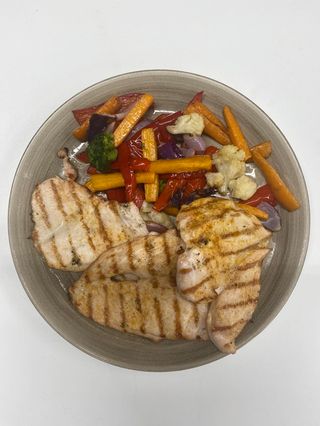 Pileći file na žaru-grilovano povrće