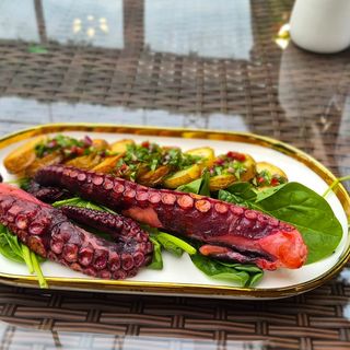 Caracatiță cu cartofi aromatizaţi şi salată mix