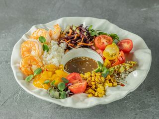 Боул з креветками, авокадо, манго світ чілі та чері з вафу соусом